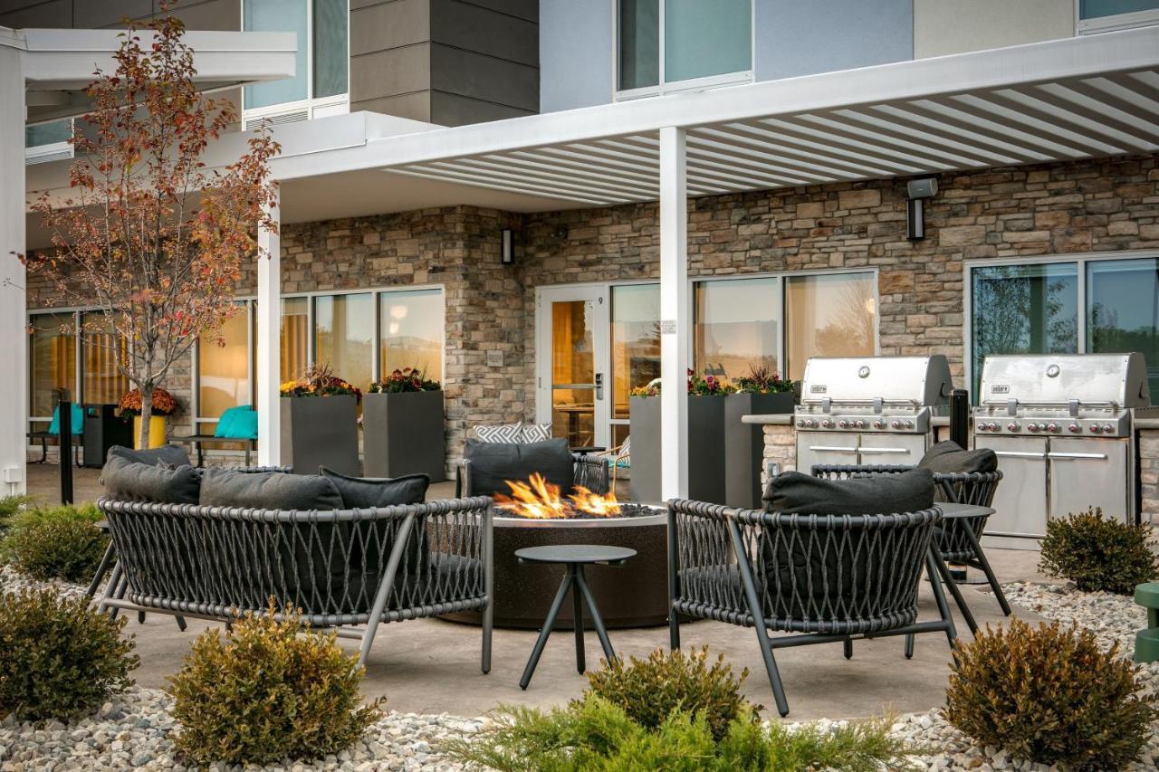 Towneplace Suites By Marriott Oconomowoc Esterno foto